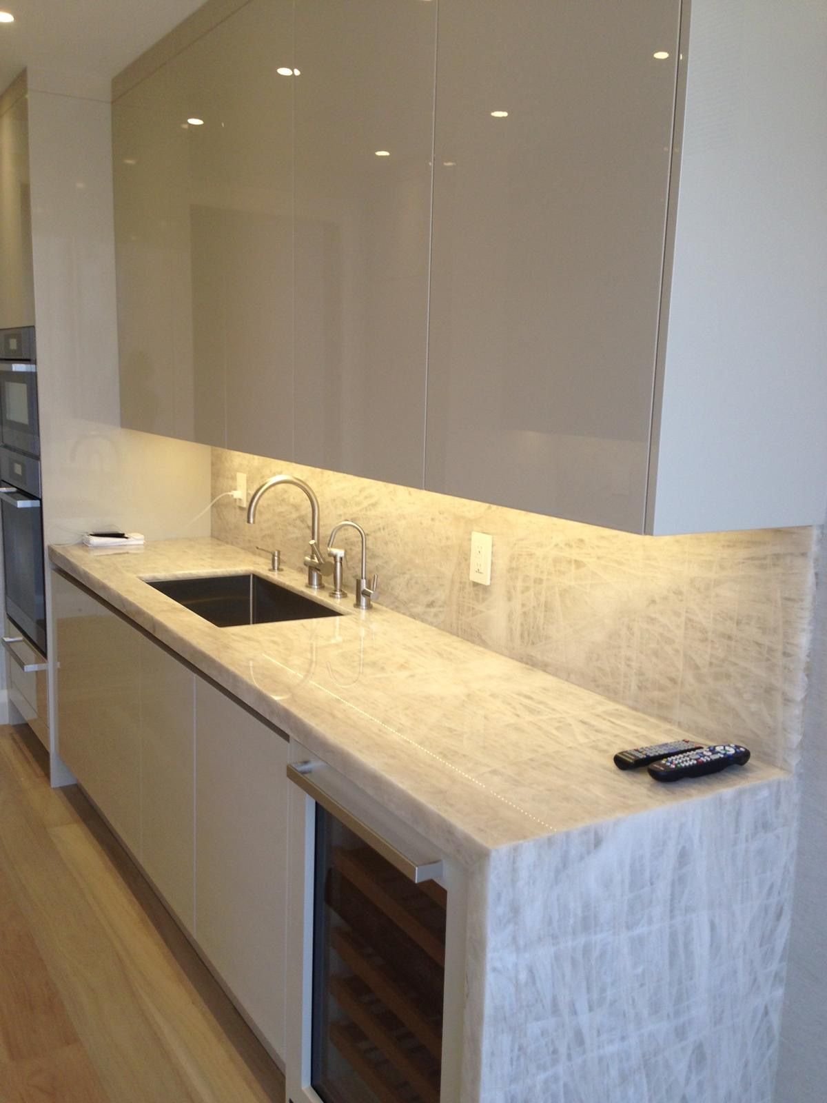 Bancada em Quartzito - Cozinha planejada com frontão